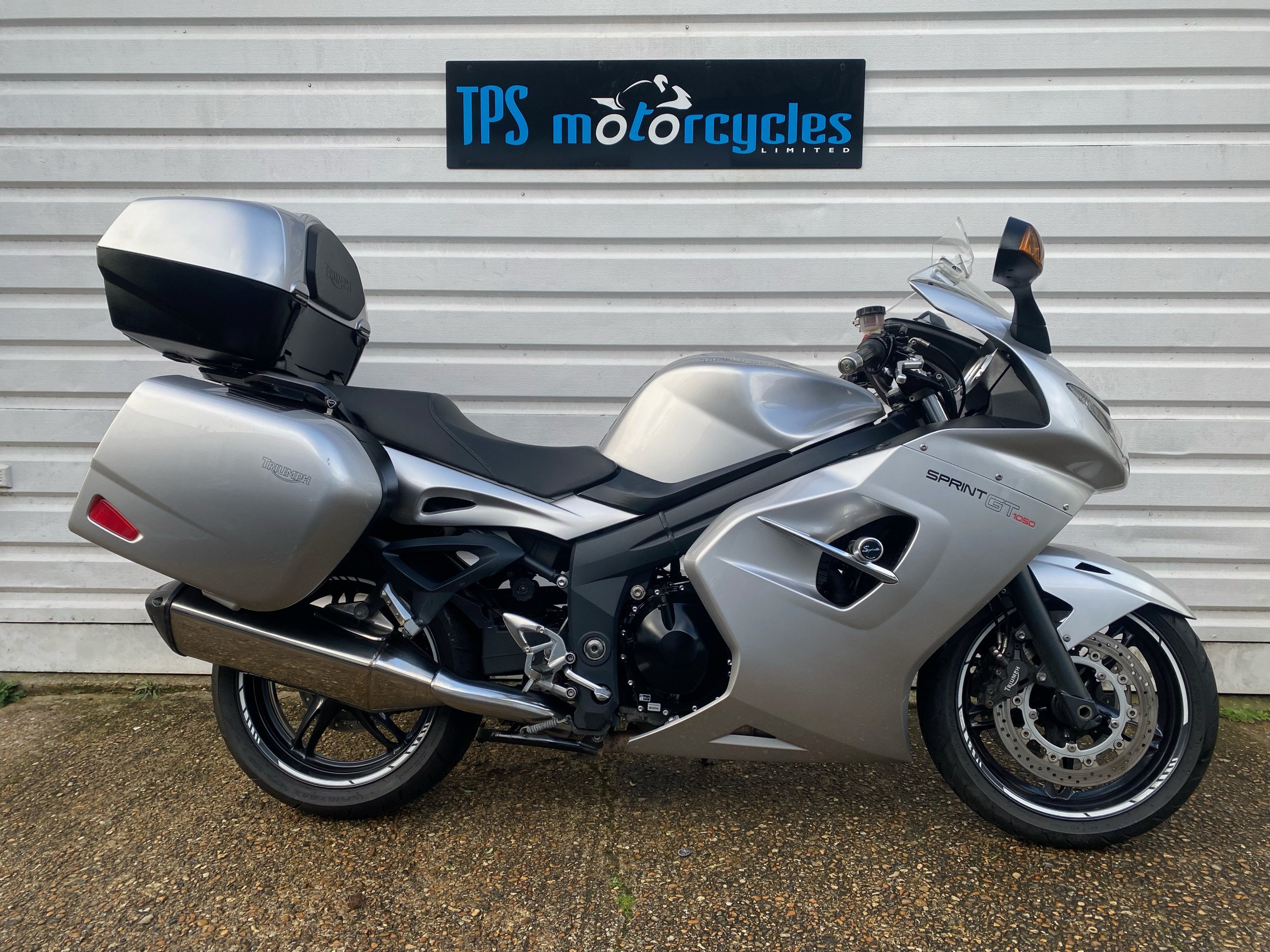 triumph sprint gt 1050 accessories